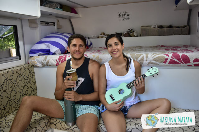 Santi con el mate y Caro con ukelele sentados en living del camper