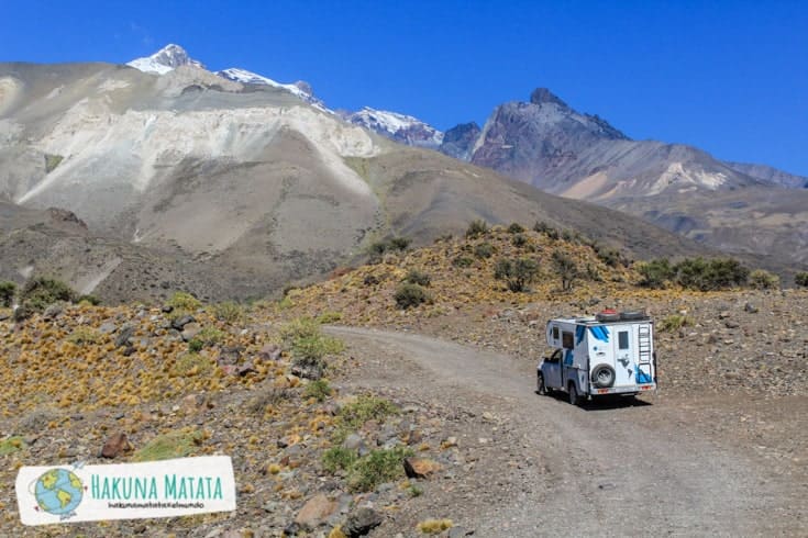 Fotografía del camper en un camino de montaña