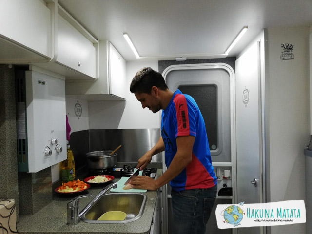 Santi cocinando en el camper