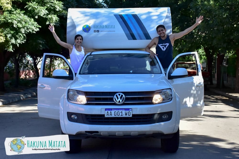 Caro y Santi asomando en la camioneta