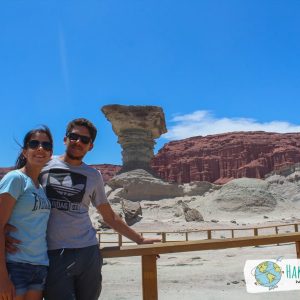 Caro y Santi junto a El Hongo, Ischigualasto