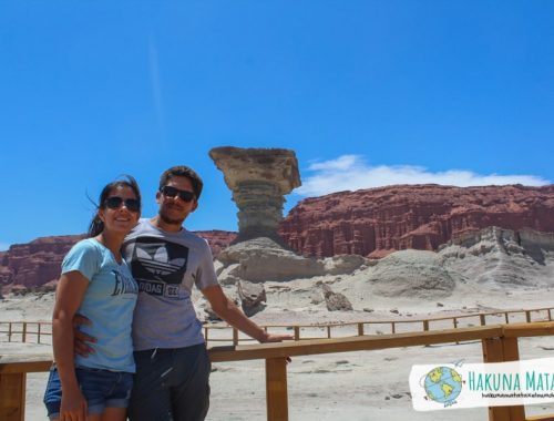 Caro y Santi junto a El Hongo, Ischigualasto