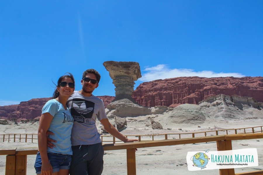 Caro y Santi junto a El Hongo, Ischigualasto