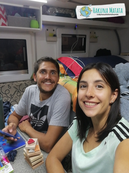 Caro y Santi en el camper