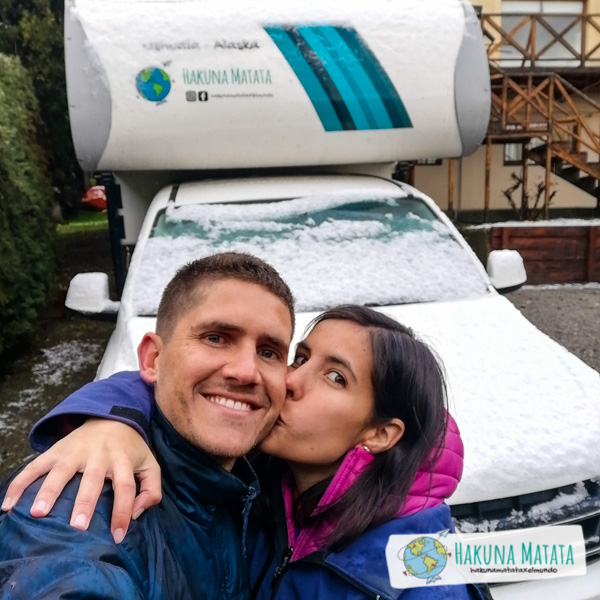 Nosotros junto al camper nevado, cumpliendo la cuarentena por el coronavirus