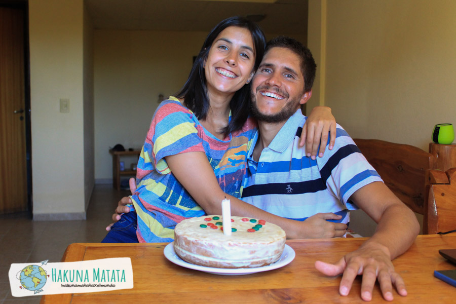 Caro y Santi con una torta de cumpleaños