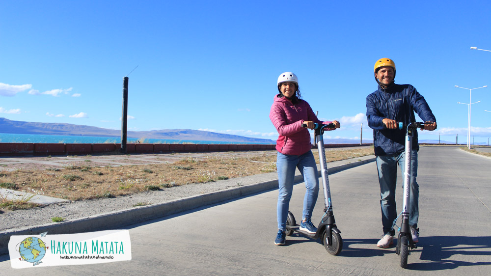 Pareja en monotapín eléctrico en El Calafate