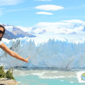 Dos personas frente al Glaciar Perito Moreno