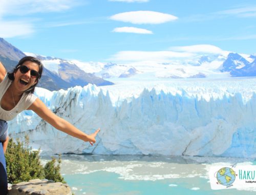 Dos personas frente al Glaciar Perito Moreno