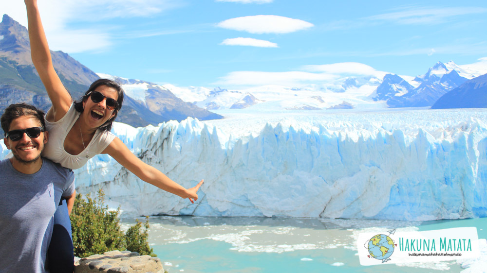 Dos personas frente al Glaciar Perito Moreno