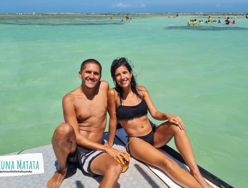 Dos personas sobre una lancha navegando en el mar