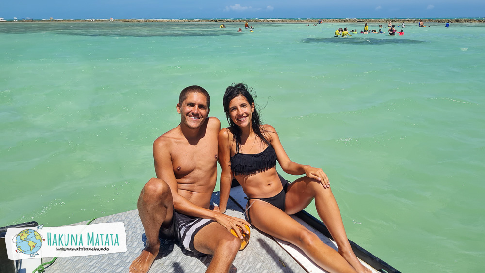 Dos personas sobre una lancha navegando en el mar