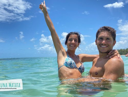 pareja en el mar en una de las 10 playas para conocer en Bahía