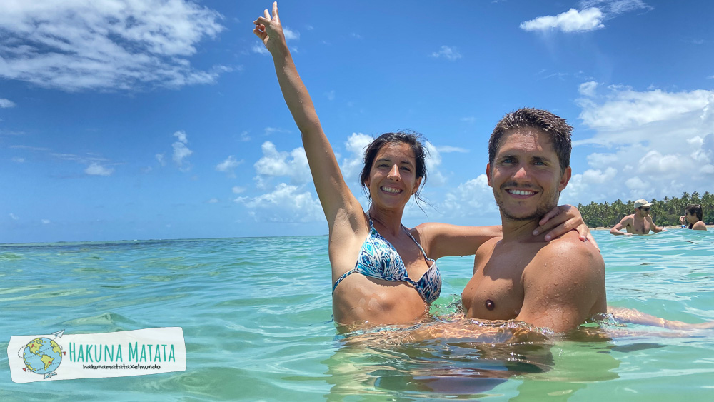 pareja en el mar en una de las 10 playas para conocer en Bahía