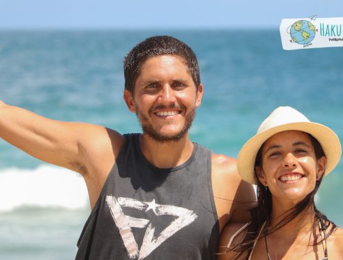 Pareja de hombre y mujer abrazados sonriendo