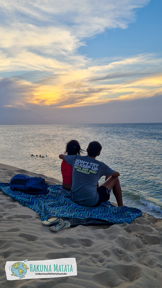 Pareja de hombre y mujer contemplando el atardecer en la Duna Por Do Sol, una de las actividades qué hacer en Jericoacoara