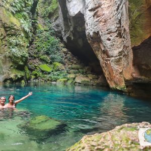 Una pareja en un pozo de agua de color azul, llamado Encanto Azul, uno de los lugares para conocer en Chapada das Mesas