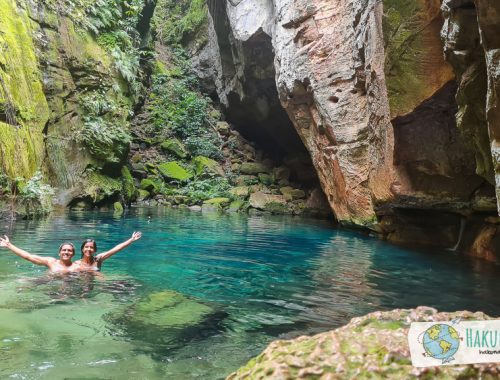 Una pareja en un pozo de agua de color azul, llamado Encanto Azul, uno de los lugares para conocer en Chapada das Mesas