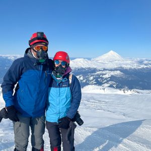 Pareja culminando el ascenso a Volcán Villarrica