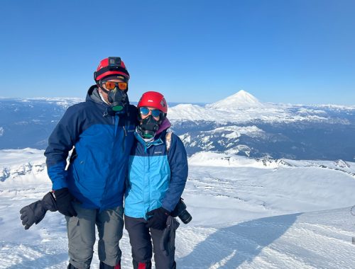 Pareja culminando el ascenso a Volcán Villarrica