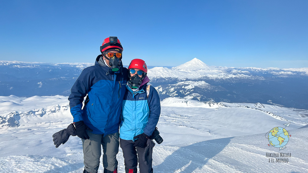 Pareja culminando el ascenso a Volcán Villarrica