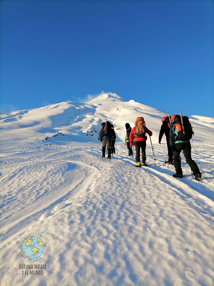 Grupo de personas haciendo el ascenso a Volcán Villarrica en invierno