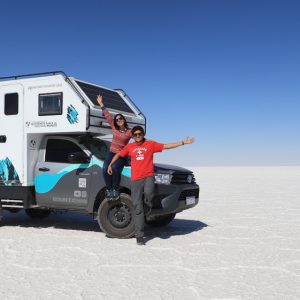 cómo llegar al Salar de Uyuni - pareja en motorhome en el Salar de Uyuni