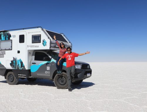 cómo llegar al Salar de Uyuni - pareja en motorhome en el Salar de Uyuni