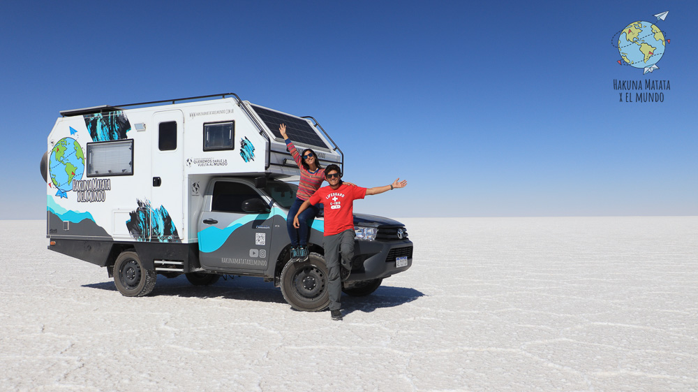 cómo llegar al Salar de Uyuni - pareja en motorhome en el Salar de Uyuni