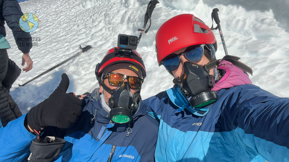 Parejas con máscaras para lograr ascenso Volcán Villarrica