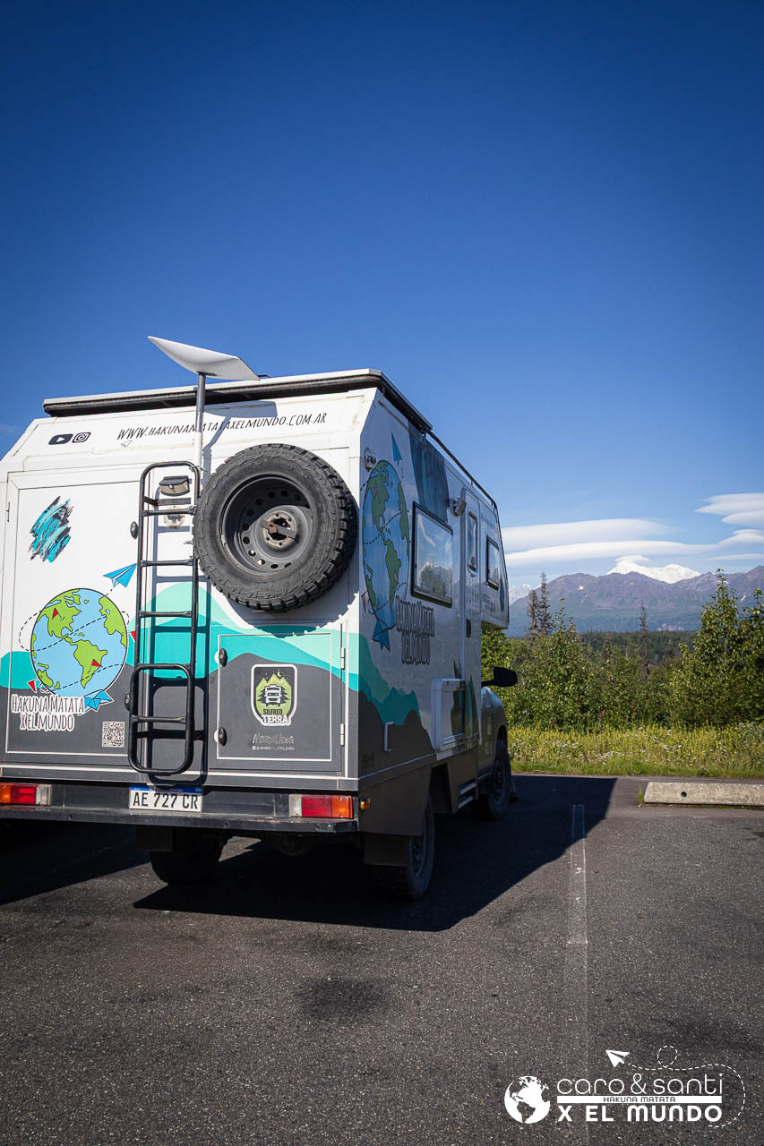 Instalación fija de la antena Starlink V2 en el motorhome de Caro y Santi.