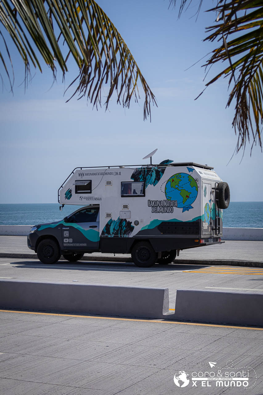 Caro y Santi usando la antena Starlink V2 en trípode junto a su motorhome de viaje.