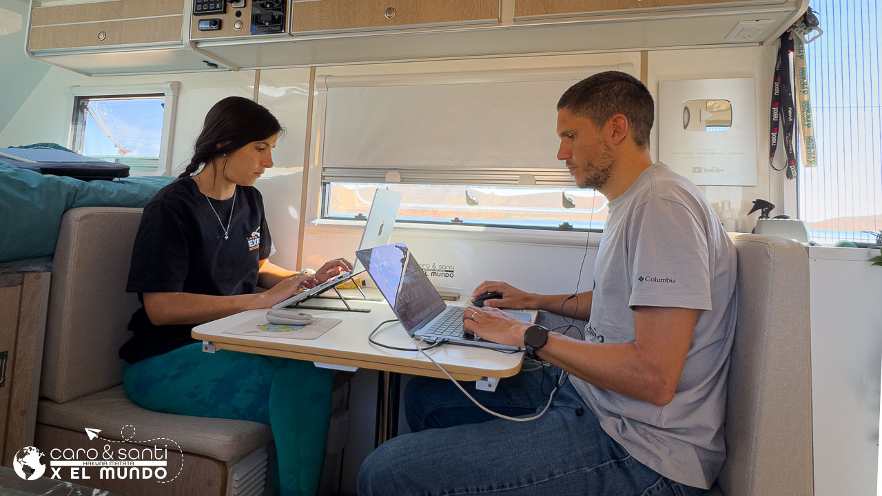 Caro y Santi trabajando con sus computadoras dentro del motorhome mientras comparan Starlink vs Holafly.